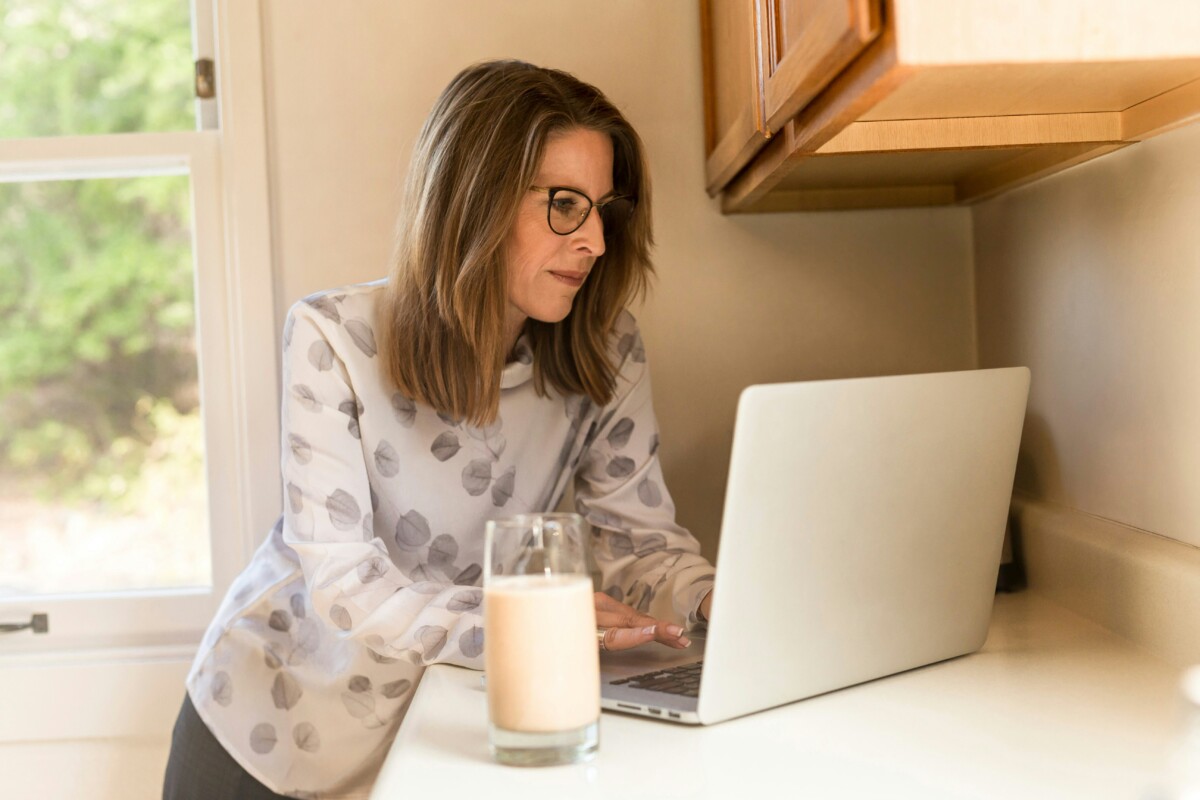 woman looking at the laptop