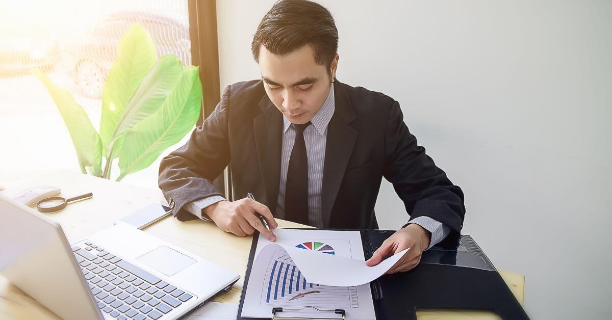 In House vs Outsourcing Lawyers 2026 Expert Guide FI